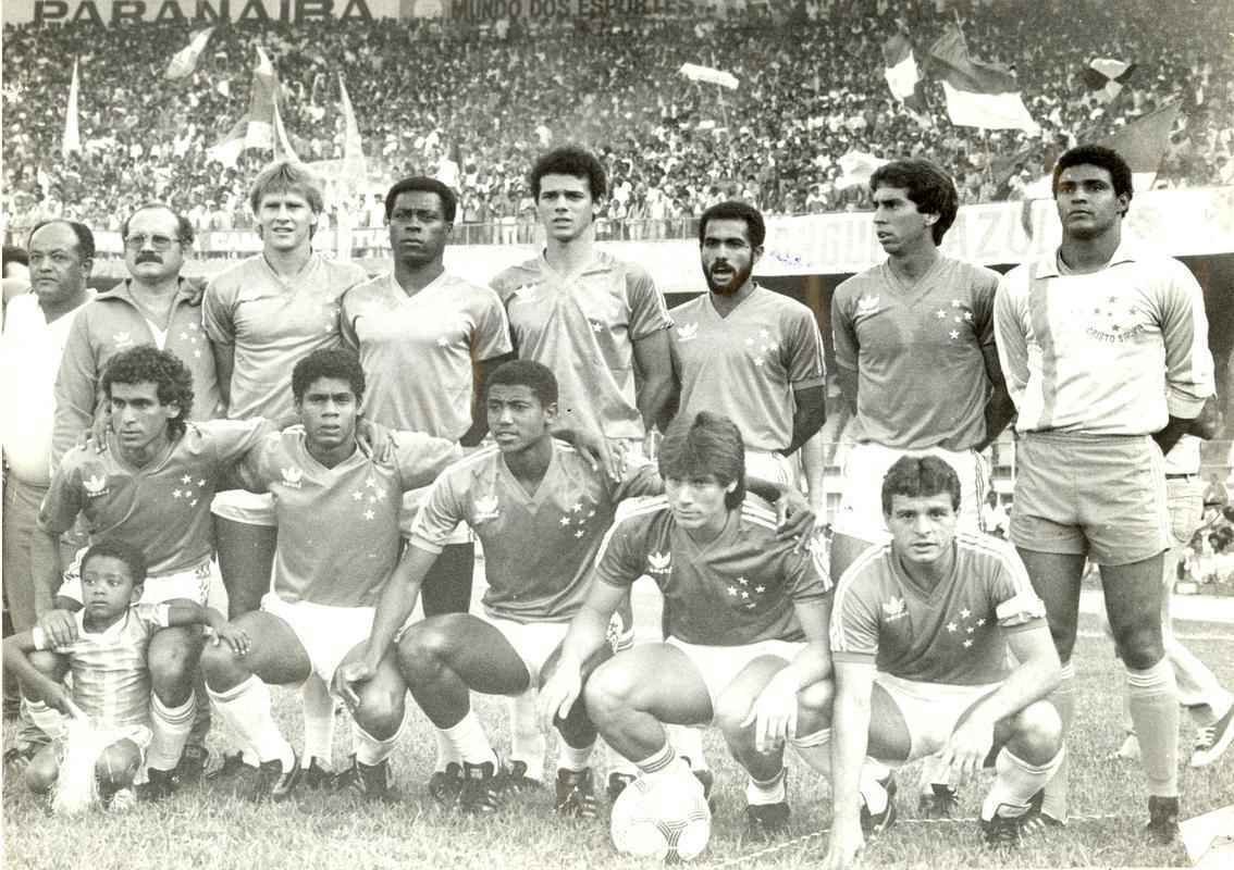 Edson como capito do Cruzeiro campeo mineiro de 1987 e semifinalista do Brasileiro