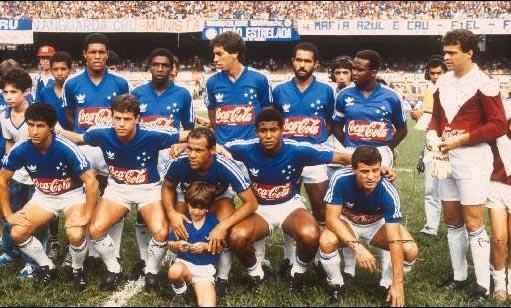 Wladimir (segundo da direita para a esquerda, de p) como capito do Cruzeiro em 1988