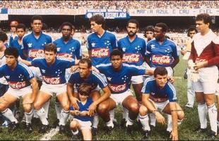 Wladimir (segundo da direita para a esquerda, de p) como capito do Cruzeiro em 1988
