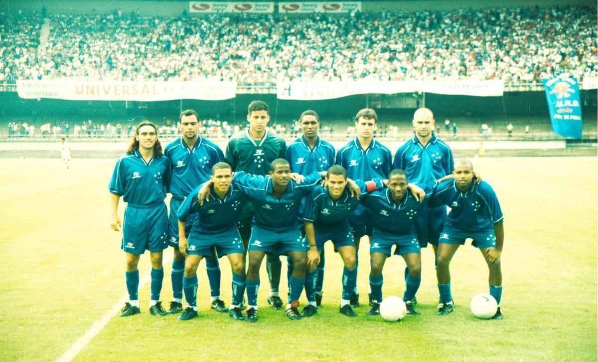 Atacante Marcelo Ramos (agachado) como capito do Cruzeiro no incio de 2000