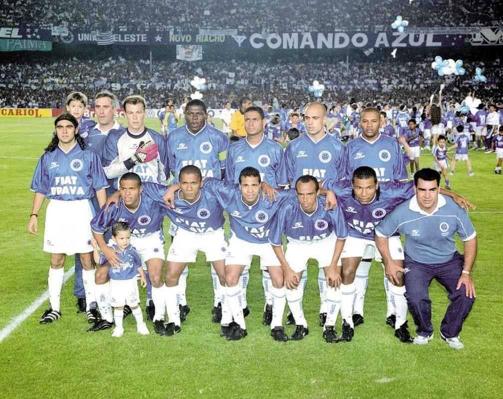 Clber como capito do Cruzeiro na conquista da Copa do Brasil de 2000