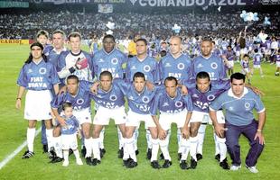 Clber como capito do Cruzeiro na conquista da Copa do Brasil de 2000