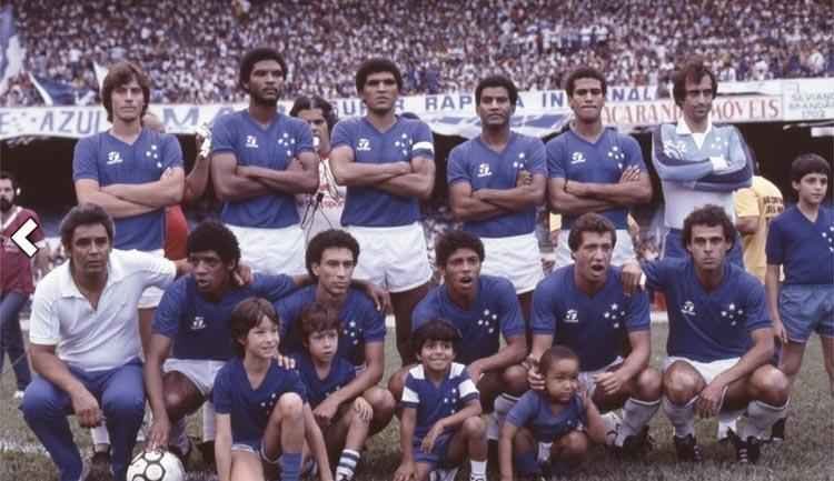 Zagueiro Aylton (de p, no centro da foto), como capito do Cruzeiro campeo mineiro de 1984