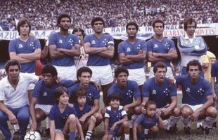 Zagueiro Aylton (de p, no centro da foto), como capito do Cruzeiro campeo mineiro de 1984