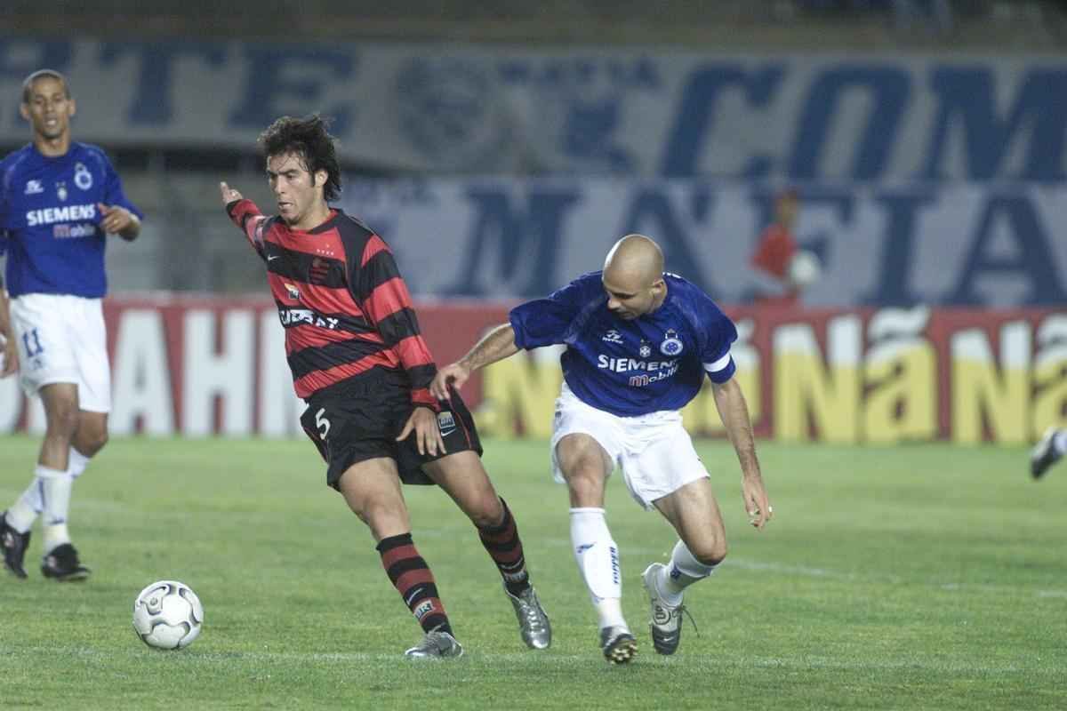 Zagueiro Cris, capito do Cruzeiro em 2004 aps a sada de Alex
