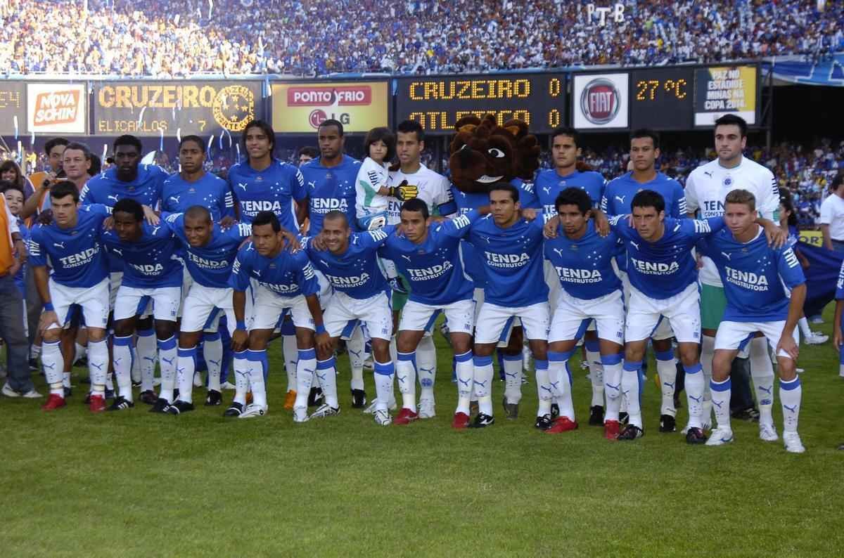 Espinoza (de p,  esquerda) como capito do Cruzeiro campeo mineiro de 2008