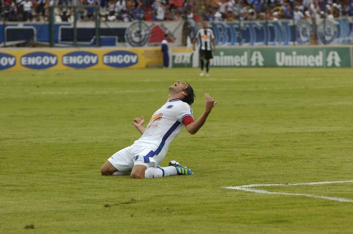 Fabrcio como capito do Cruzeiro em 2011 no histrico 6 a 1 sobre o Atltico, pelo Brasileiro
