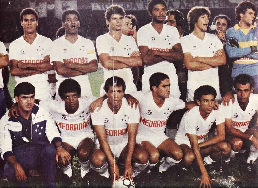 Lateral Carlos Alberto (2 de p, da esquerda para a direita) tambm foi capito do Cruzeiro em 1984