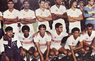 Lateral Carlos Alberto (2 de p, da esquerda para a direita) tambm foi capito do Cruzeiro em 1984