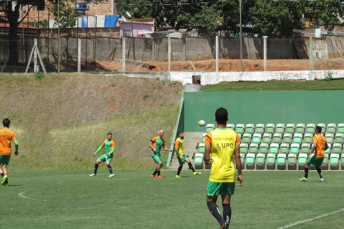 Fotos do treino do Amrica, nesta quarta-feira, no CT Lanna Drumond. Atividade com bola fechou preparao do Coelho para o clssico contra o Cruzeiro, marcado para esta quinta, s 21h, no Independncia, pela 23 rodada do Campeonato Brasileiro