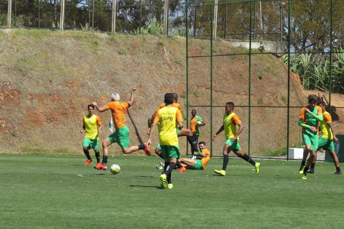 Fotos do treino do Amrica, nesta quarta-feira, no CT Lanna Drumond. Atividade com bola fechou preparao do Coelho para o clssico contra o Cruzeiro, marcado para esta quinta, s 21h, no Independncia, pela 23 rodada do Campeonato Brasileiro