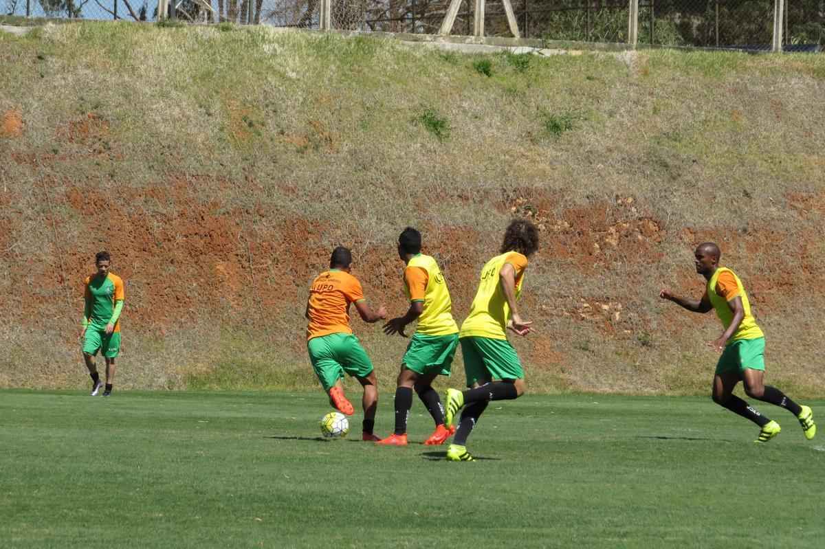 Fotos do treino do Amrica, nesta quarta-feira, no CT Lanna Drumond. Atividade com bola fechou preparao do Coelho para o clssico contra o Cruzeiro, marcado para esta quinta, s 21h, no Independncia, pela 23 rodada do Campeonato Brasileiro