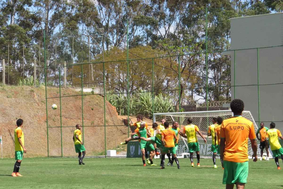 Fotos do treino do Amrica, nesta quarta-feira, no CT Lanna Drumond. Atividade com bola fechou preparao do Coelho para o clssico contra o Cruzeiro, marcado para esta quinta, s 21h, no Independncia, pela 23 rodada do Campeonato Brasileiro