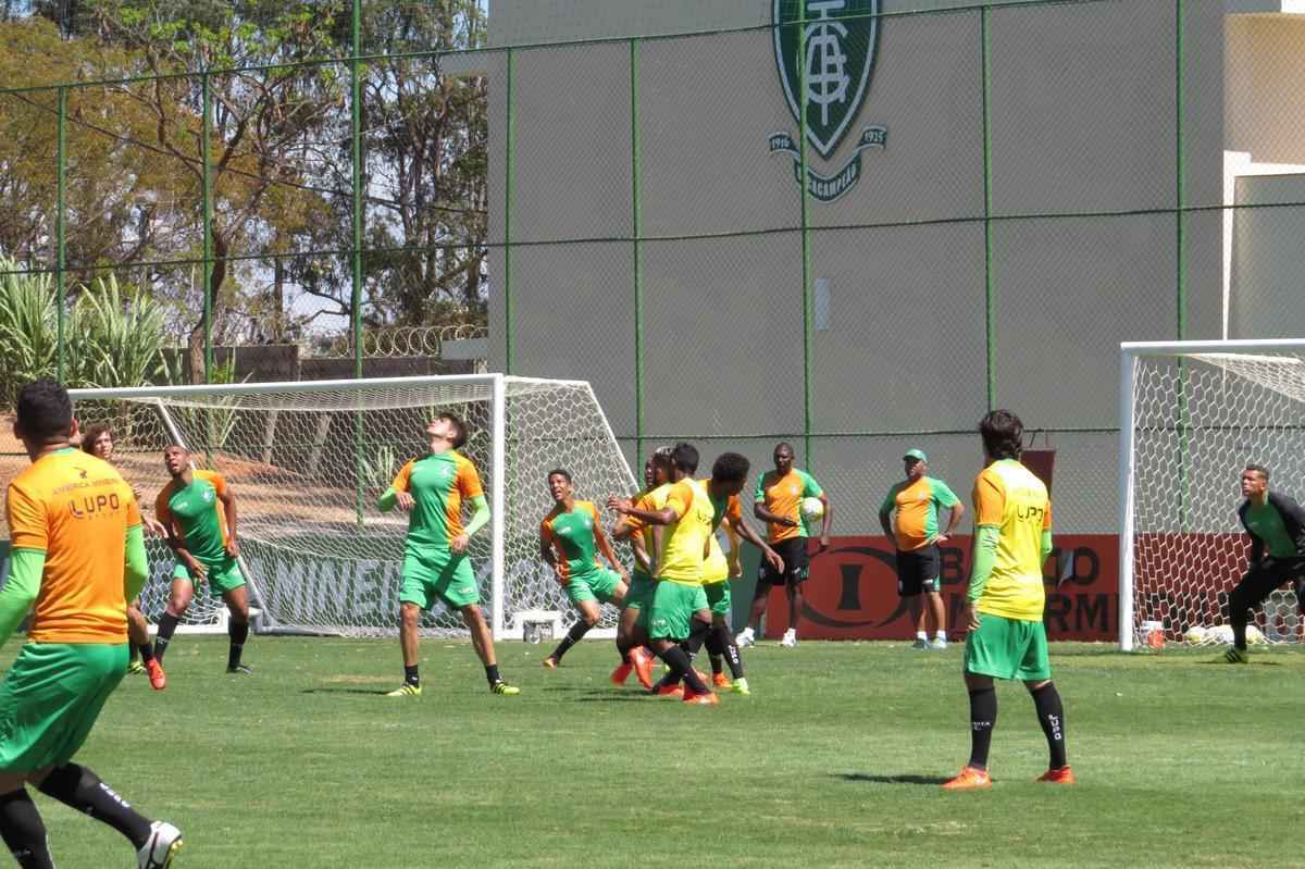 Fotos do treino do Amrica, nesta quarta-feira, no CT Lanna Drumond. Atividade com bola fechou preparao do Coelho para o clssico contra o Cruzeiro, marcado para esta quinta, s 21h, no Independncia, pela 23 rodada do Campeonato Brasileiro