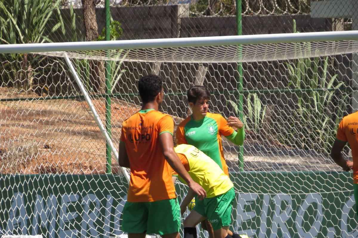 Fotos do treino do Amrica, nesta quarta-feira, no CT Lanna Drumond. Atividade com bola fechou preparao do Coelho para o clssico contra o Cruzeiro, marcado para esta quinta, s 21h, no Independncia, pela 23 rodada do Campeonato Brasileiro