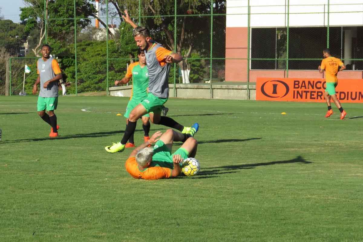 Fotos do treino do Amrica, nesta quarta-feira, no CT Lanna Drumond. Atividade com bola fechou preparao do Coelho para o clssico contra o Cruzeiro, marcado para esta quinta, s 21h, no Independncia, pela 23 rodada do Campeonato Brasileiro