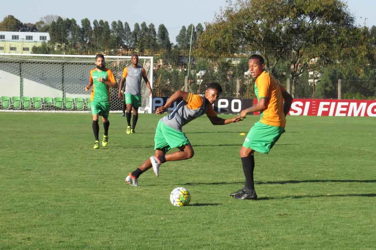 Fotos do treino do Amrica, nesta quarta-feira, no CT Lanna Drumond. Atividade com bola fechou preparao do Coelho para o clssico contra o Cruzeiro, marcado para esta quinta, s 21h, no Independncia, pela 23 rodada do Campeonato Brasileiro