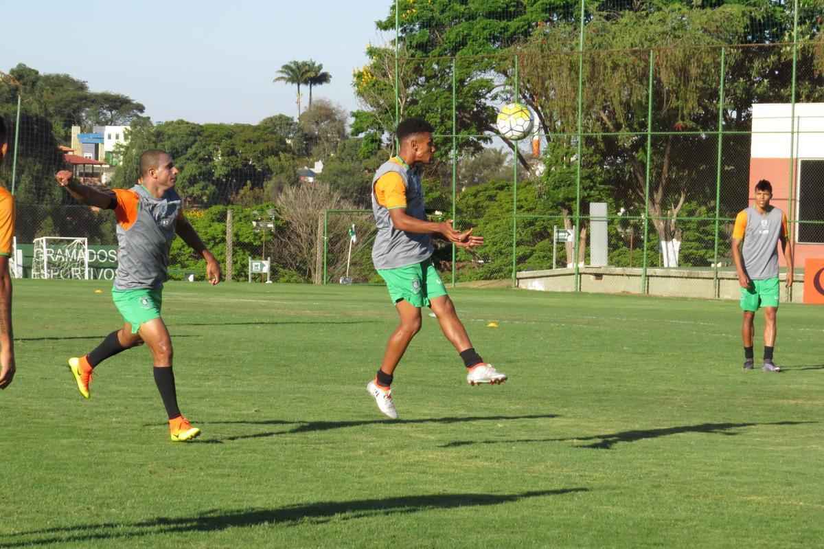 Fotos do treino do Amrica, nesta quarta-feira, no CT Lanna Drumond. Atividade com bola fechou preparao do Coelho para o clssico contra o Cruzeiro, marcado para esta quinta, s 21h, no Independncia, pela 23 rodada do Campeonato Brasileiro