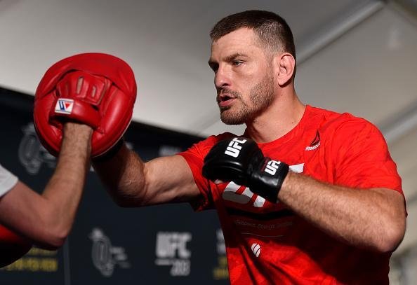 Campeo do peso pesado, Stipe Miocic defende o cinturo pela primeira vez, contra Alistair Overeem, em sua cidade natal,  Cleveland