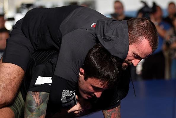 Astro do WWE, Phil Brook, mais conhecido como CM Punk, estreia no UFC e nas artes marciais mistas contra Mickey Call