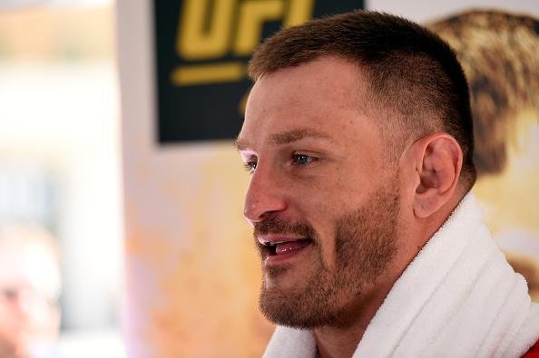 Campeo do peso pesado, Stipe Miocic defende o cinturo pela primeira vez, contra Alistair Overeem, em sua cidade natal,  Cleveland