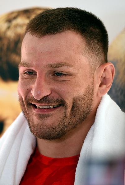 Campeo do peso pesado, Stipe Miocic defende o cinturo pela primeira vez, contra Alistair Overeem, em sua cidade natal,  Cleveland