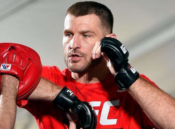 Campeo do peso pesado, Stipe Miocic defende o cinturo pela primeira vez, contra Alistair Overeem, em sua cidade natal,  Cleveland