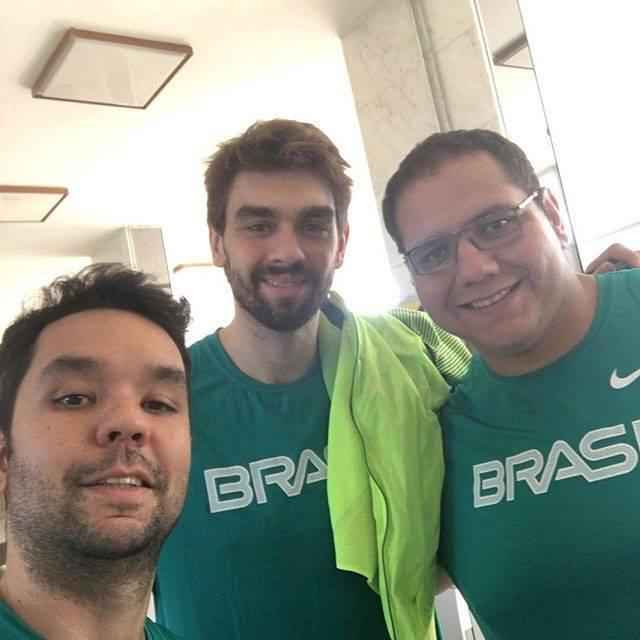 O judoca medalhista de bronze Rafael Silva, o 'Baby', encontrou colegas do vlei masculino, participou de carreata em sua terra natal (Rolndia, Paran), cumpriu compromissos com a imprensa e visitou colgios no Paran.