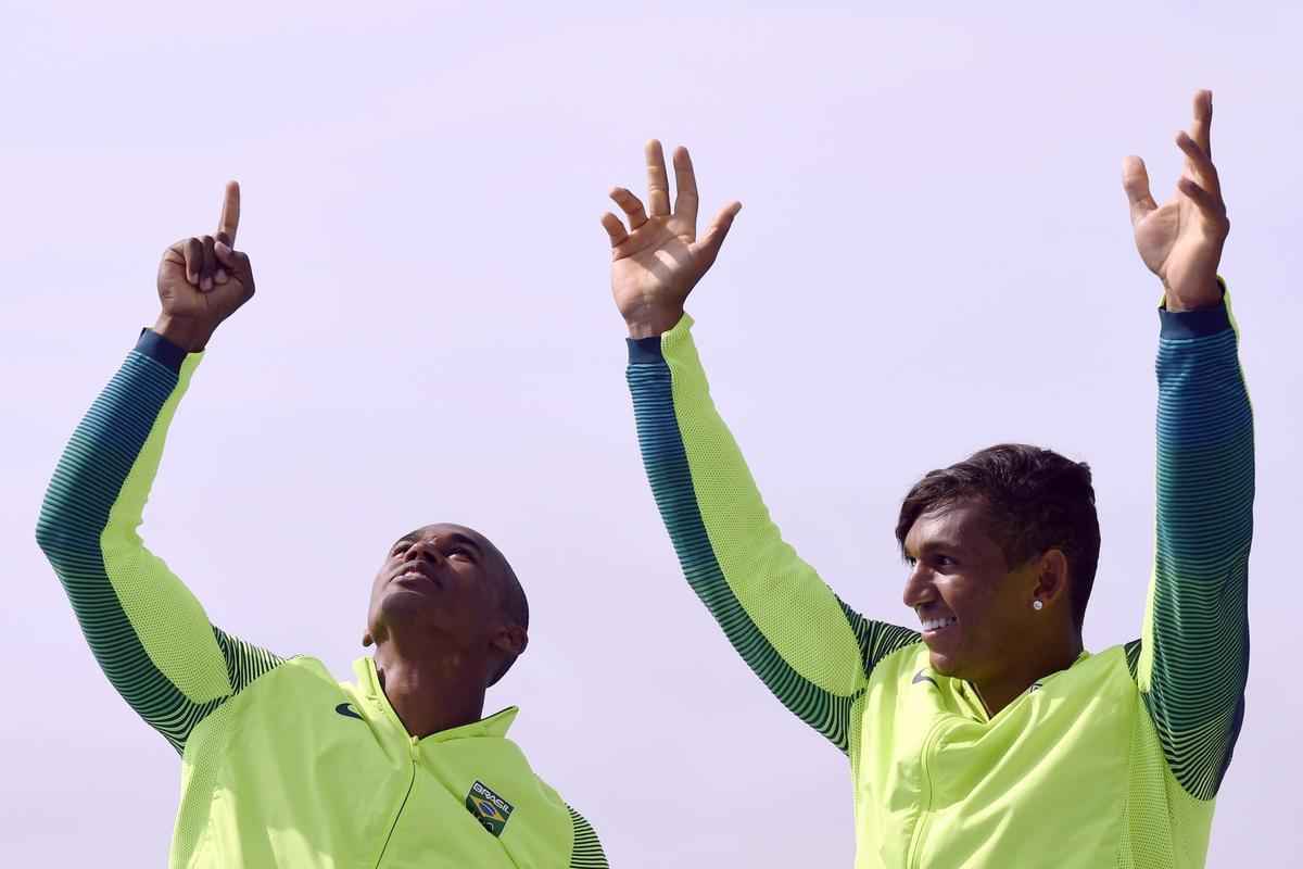 Vice-campeo olmpico ao lado de Isaquias Queiroz (d) na canoagem, Erlon Silva (e) voltou  Bahia, onde foi recebido com festa em Ubat, sua terra natal. 