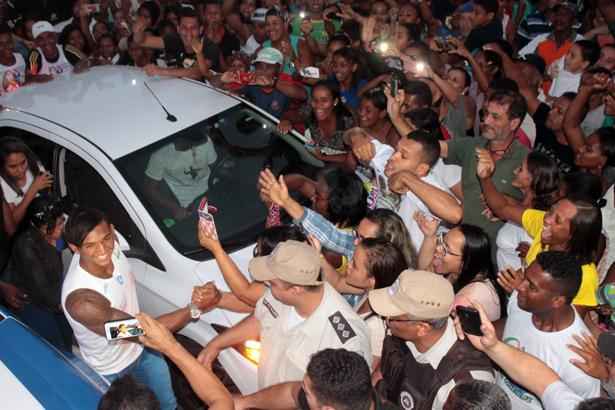 Dono de trs medalhas olmpicas, Isaquias Queiroz festeja dia e noite desde que encerrou participao nos Jogos. Participou de diversos programas de TV, voltou com a namorada e foi recebido como heri em Ubaitaba, sua terra natal. L, inclusive, foi homenageado numa festa que contou com Binho Gomes, cantor de arrocha favorito do canosta.