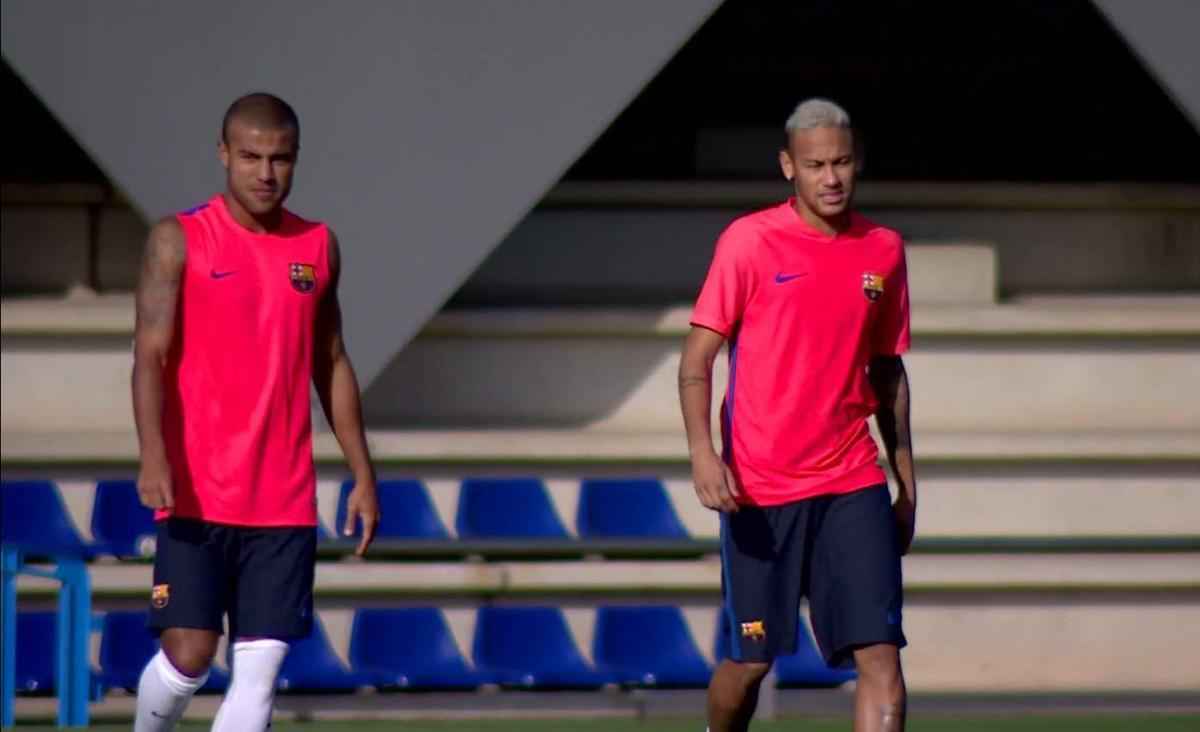 Campeo olmpico, Neymar (d) voltou aos treinos com o Barcelona nesta quinta-feira. Antes, teve curtas frias e fez tatuagem em homenagem ao ouro no Rio. O atacante tambm protagonizou as capas de celebridades em agosto, quando rumores sobre uma reaproximao com a ex-namorada Bruna Marquezine ganharam fora.