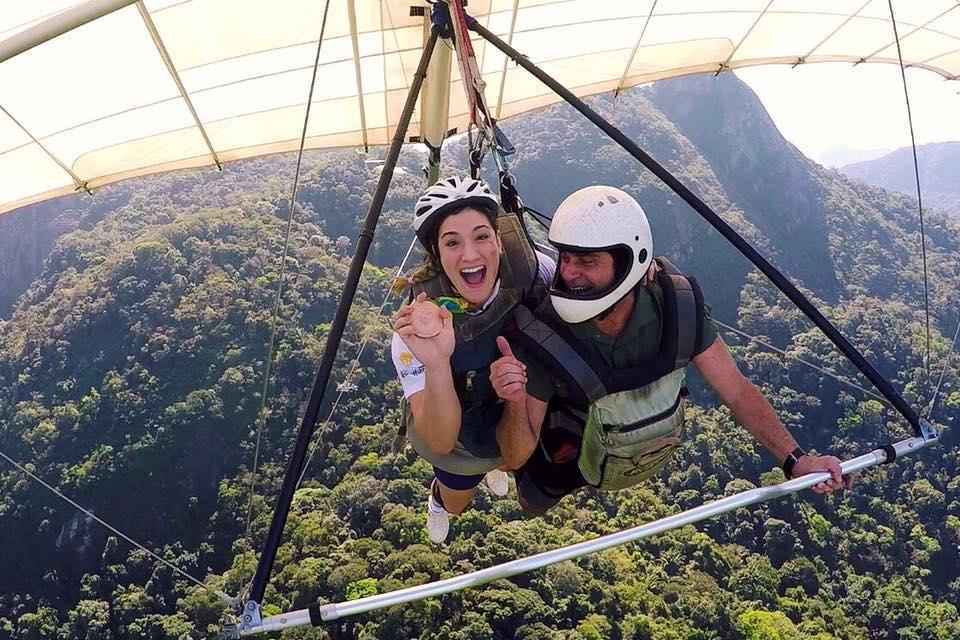 A judoca gacha Mayra Aguiar comemorou o bronze em praias do Rio de Janeiro e, depois, foi recebida com festa em Porto Alegre. O momento mais emocionante, no entanto, foi na ltima semana, quando a medalhista olmpica voou de asa delta.