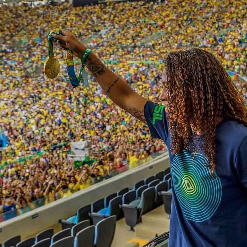 Uma das mais aclamadas pelo pblico brasileiro, a judoca medalhista de ouro Rafaela Silva foi recebida com imensa festa na Cidade de Deus, inaugurou escola com seu nome, viu jogo da Seleo Brasileira (foto), foi jurada da Dana dos Famosos... E os compromissos com a imprensa no param! A tendncia  que ela s volte a competir no final do ano.