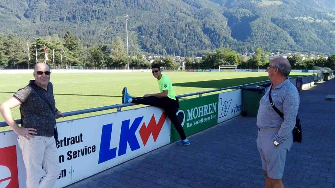 Aps fazer histria no Rio com o ouro no salto com vara, Thiago Braz j voltou a competir com o polmico Lavillenie. Agora, o campeo olmpico est em Lichtenstein (foto) para o ltimo torneio do ano. Antes disso, foi a programas de TV e aproveitou a famlia.