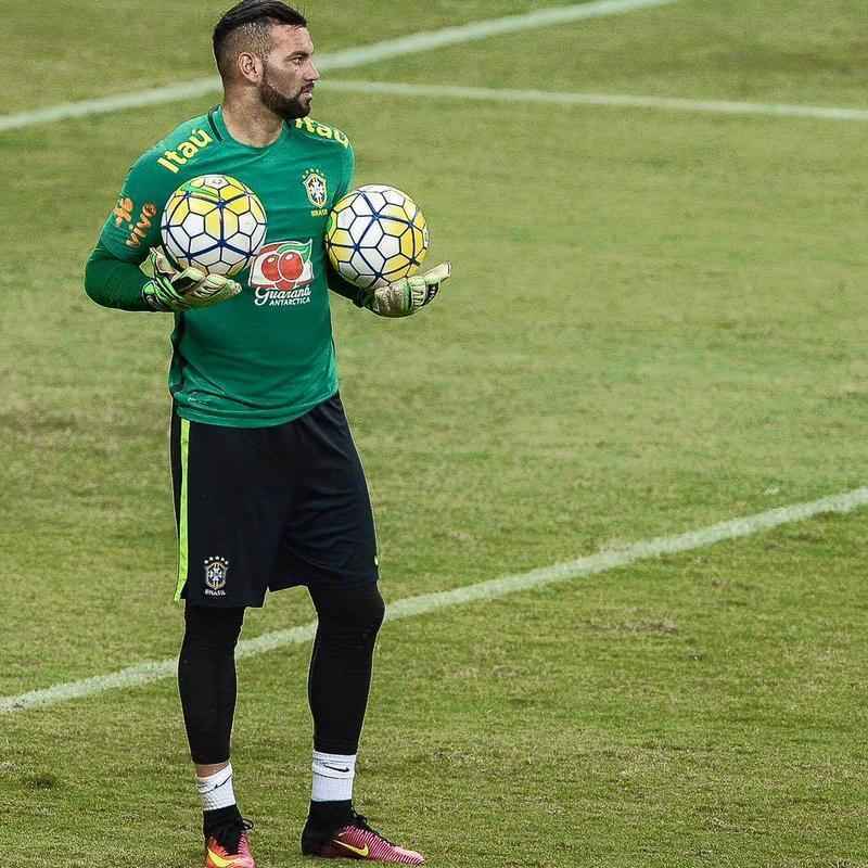Heri na campanha que deu o ouro ao futebol masculino, o goleiro Weverton no teve frias. Voltou a defender o Atltico-PR e, por conta do grande momento vivido na carreira, foi convocado por Tite para a Seleo Brasileira principal.