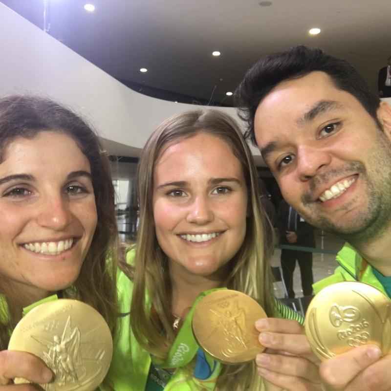 O 'mago' William, levantador do Cruzeiro, cumpriu uma srie de compromissos com a imprensa antes de voltar a defender a Seleo Brasileira em amistosos em estdios de futebol. Alm de aproveitar a famlia, cumpriu promessa: raspou a barba por conta da conquista do ouro. Na foto, o jogador visita Martine Grael e Kahena Kunze, campes olmpicas da vela.