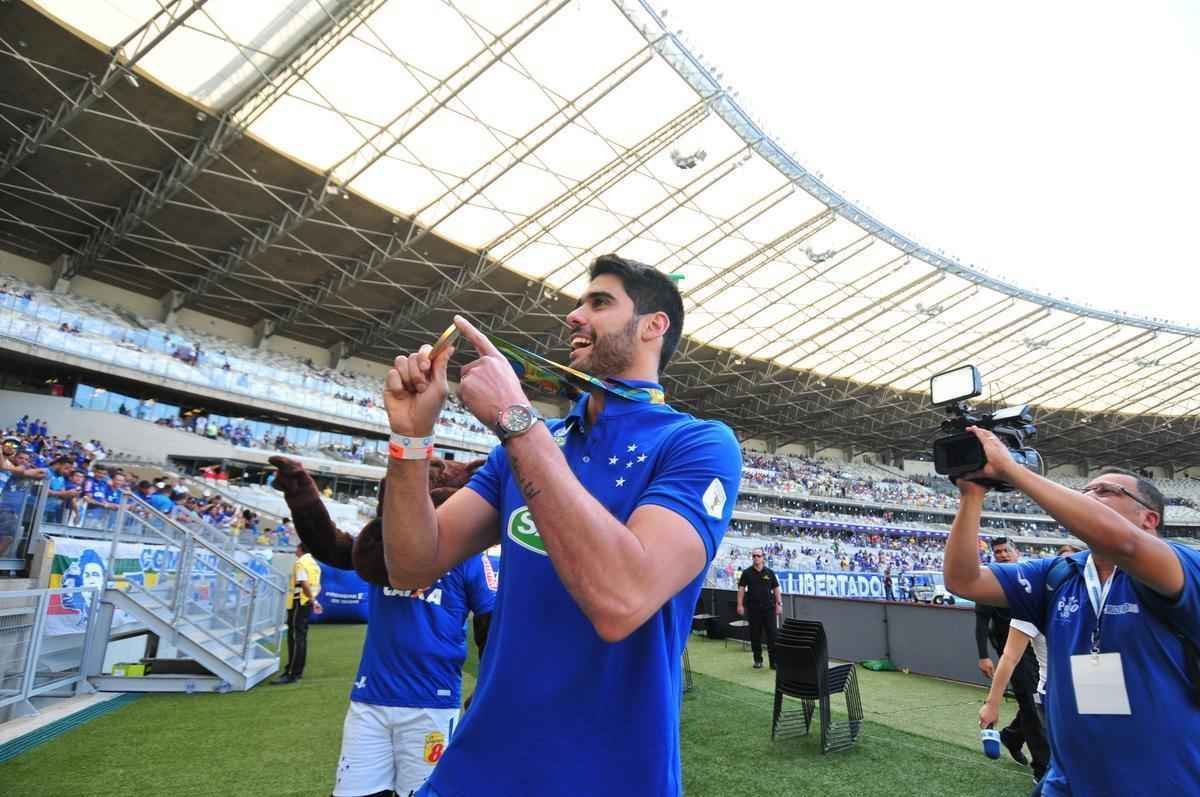 Campees olmpicos de vlei no Rio de Janeiro com a Seleo Brasileira, William e Ewandro foram homenageados pelo Cruzeiro antes da partida contra o Botafogo, no Mineiro. Os jogadores da equipe celeste de vlei receberam uma placa das mos do presidente Gilvan de Pinho Tavares e deram volta olmpica no Gigante da Pampulha