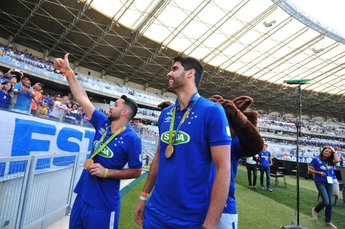 Campees olmpicos de vlei no Rio de Janeiro com a Seleo Brasileira, William e Ewandro foram homenageados pelo Cruzeiro antes da partida contra o Botafogo, no Mineiro. Os jogadores da equipe celeste de vlei receberam uma placa das mos do presidente Gilvan de Pinho Tavares e deram volta olmpica no Gigante da Pampulha
