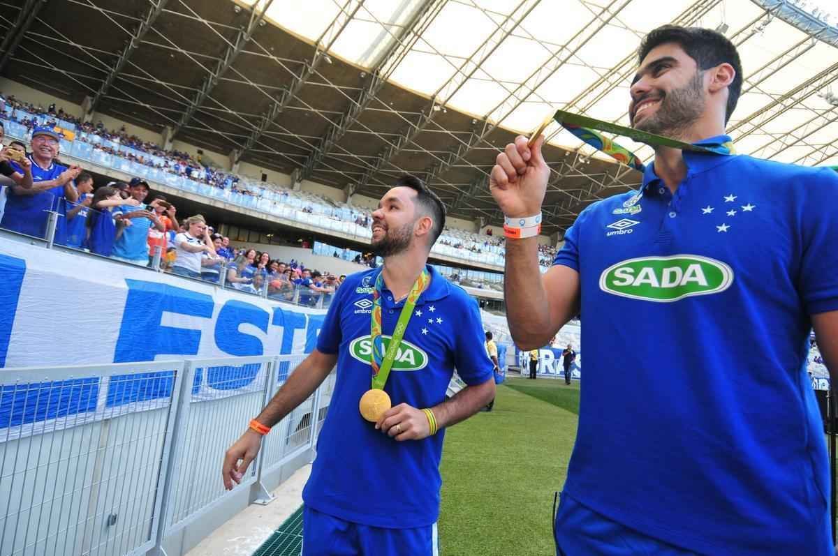 Campees olmpicos de vlei no Rio de Janeiro com a Seleo Brasileira, William e Ewandro foram homenageados pelo Cruzeiro antes da partida contra o Botafogo, no Mineiro. Os jogadores da equipe celeste de vlei receberam uma placa das mos do presidente Gilvan de Pinho Tavares e deram volta olmpica no Gigante da Pampulha