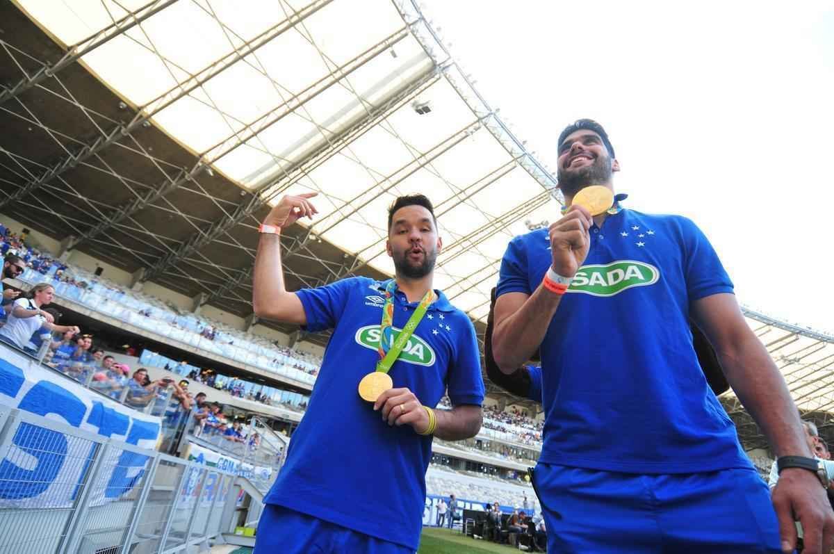 Campees olmpicos de vlei no Rio de Janeiro com a Seleo Brasileira, William e Ewandro foram homenageados pelo Cruzeiro antes da partida contra o Botafogo, no Mineiro. Os jogadores da equipe celeste de vlei receberam uma placa das mos do presidente Gilvan de Pinho Tavares e deram volta olmpica no Gigante da Pampulha