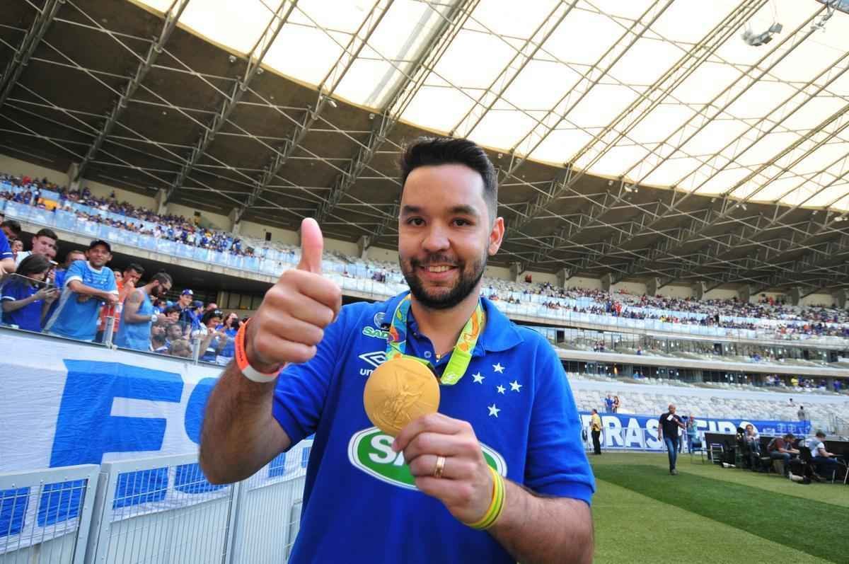 Campees olmpicos de vlei no Rio de Janeiro com a Seleo Brasileira, William e Ewandro foram homenageados pelo Cruzeiro antes da partida contra o Botafogo, no Mineiro. Os jogadores da equipe celeste de vlei receberam uma placa das mos do presidente Gilvan de Pinho Tavares e deram volta olmpica no Gigante da Pampulha
