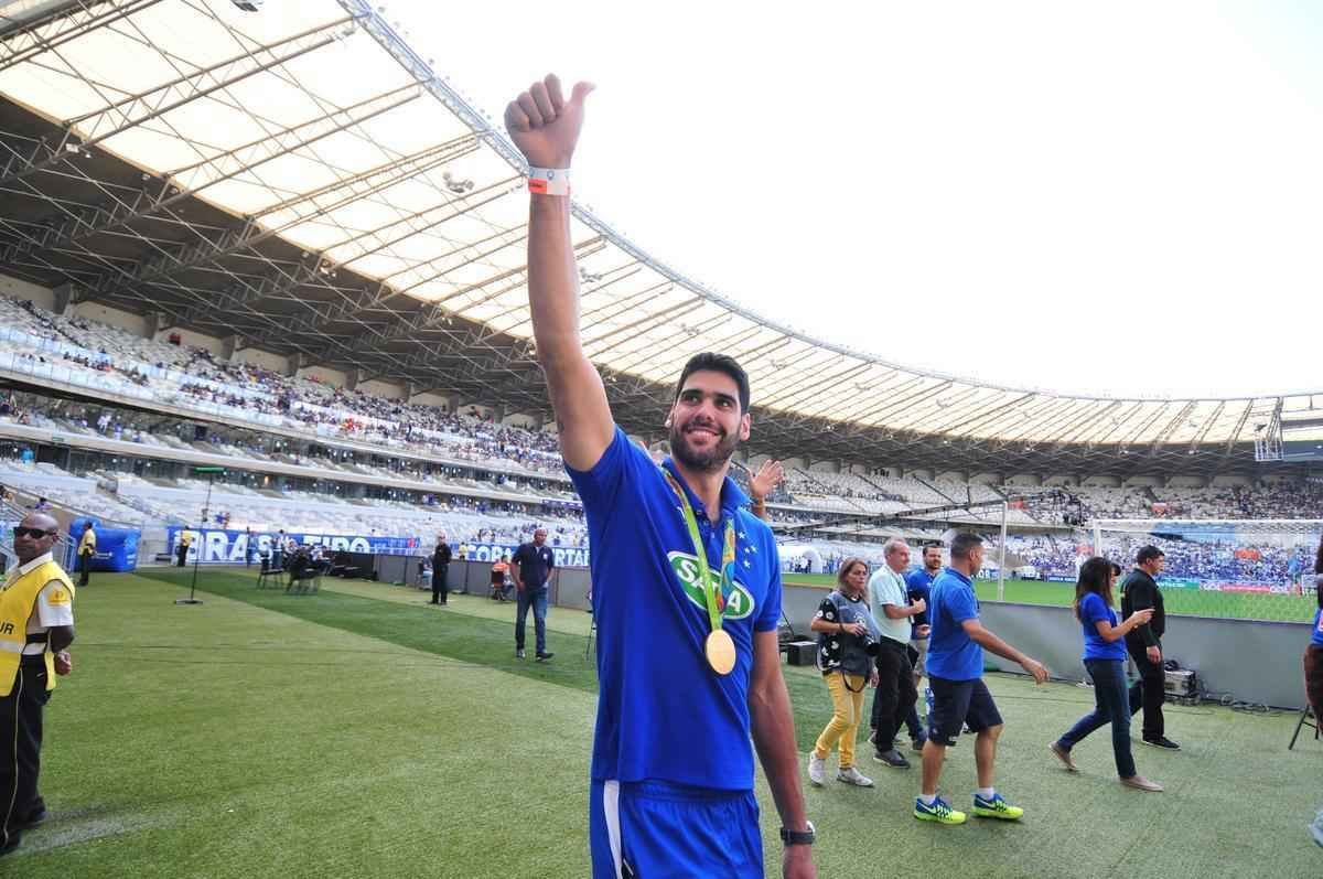 Campees olmpicos de vlei no Rio de Janeiro com a Seleo Brasileira, William e Ewandro foram homenageados pelo Cruzeiro antes da partida contra o Botafogo, no Mineiro. Os jogadores da equipe celeste de vlei receberam uma placa das mos do presidente Gilvan de Pinho Tavares e deram volta olmpica no Gigante da Pampulha
