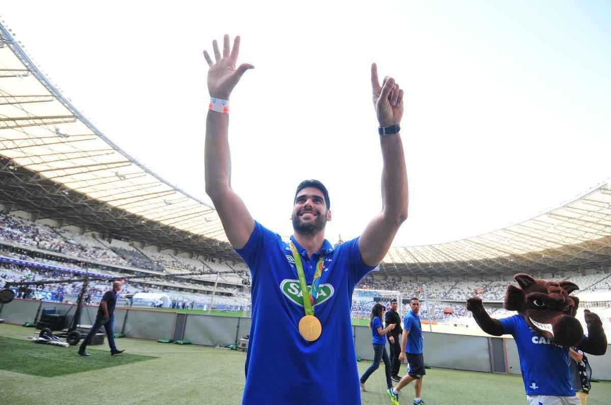 Campees olmpicos de vlei no Rio de Janeiro com a Seleo Brasileira, William e Ewandro foram homenageados pelo Cruzeiro antes da partida contra o Botafogo, no Mineiro. Os jogadores da equipe celeste de vlei receberam uma placa das mos do presidente Gilvan de Pinho Tavares e deram volta olmpica no Gigante da Pampulha