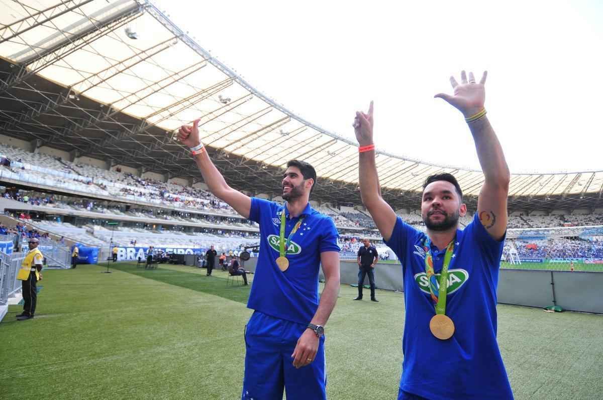 Campees olmpicos de vlei no Rio de Janeiro com a Seleo Brasileira, William e Ewandro foram homenageados pelo Cruzeiro antes da partida contra o Botafogo, no Mineiro. Os jogadores da equipe celeste de vlei receberam uma placa das mos do presidente Gilvan de Pinho Tavares e deram volta olmpica no Gigante da Pampulha
