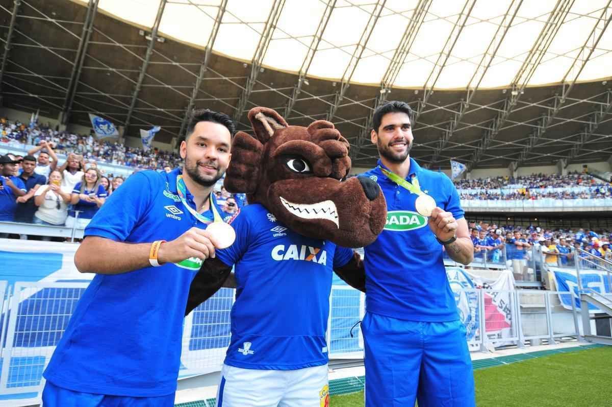 Campees olmpicos de vlei no Rio de Janeiro com a Seleo Brasileira, William e Ewandro foram homenageados pelo Cruzeiro antes da partida contra o Botafogo, no Mineiro. Os jogadores da equipe celeste de vlei receberam uma placa das mos do presidente Gilvan de Pinho Tavares e deram volta olmpica no Gigante da Pampulha