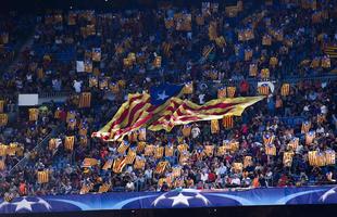 Torcedores do Barcelona exibem bandeira da Catalunha em campanha pela independncia da regio