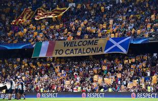 Torcedores do Barcelona exibem bandeira da Catalunha em campanha pela independncia da regio