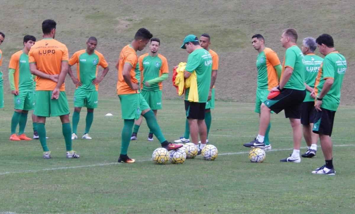 Amrica treinou na tarde desta tera-feira no campo anexo ao resort onde a delegao est concentrada, no Costo do Santinho, em Florianpolis