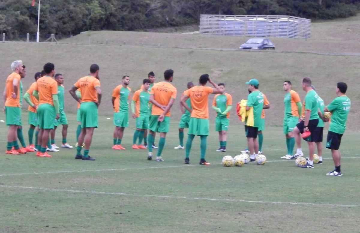 Amrica treinou na tarde desta tera-feira no campo anexo ao resort onde a delegao est concentrada, no Costo do Santinho, em Florianpolis
