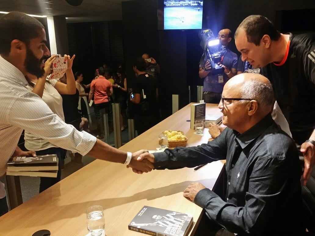 Biografia do dolo atleticano Reinaldo  lanada na Sede do Galo, em Lourdes